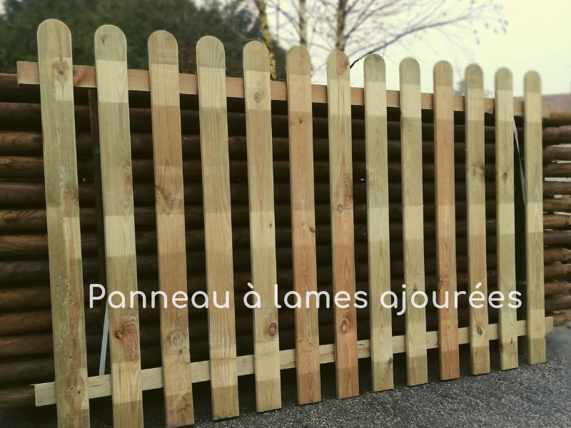 Panneau à lames ajourées pour clôture en bois. Fixation sur poteaux carrés. Portillon.